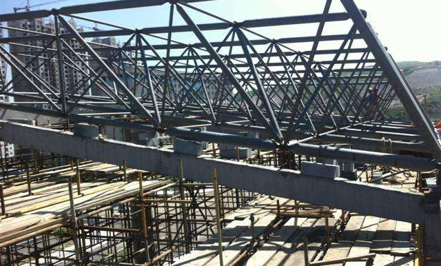 苏州简述网架公司的黑色压型钢板的吊装步履